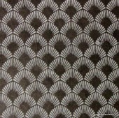 Feuille papier népalais motif arcade blanc sur marron foncé - détail