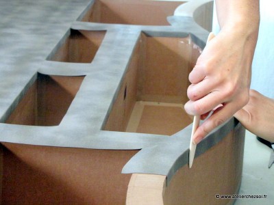 Fabrication meuble en carton : tete de lit Halba - décoration simili-cuir