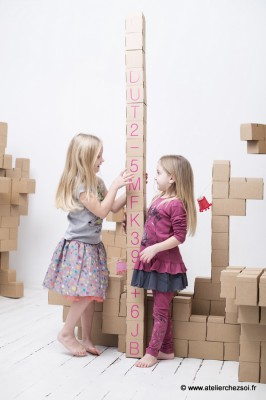 grande tour fabrique avec des briques en carton Gigi bloks - Jeux Atelier Chez Soi