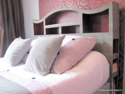 Meuble en carton, tte de lit en carton Halba, décorée, vue de cote