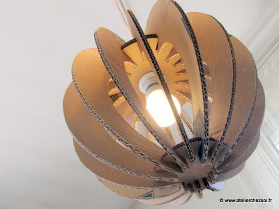 suspension en carton, luminaire boule, vue de dessous, atelier chez soi