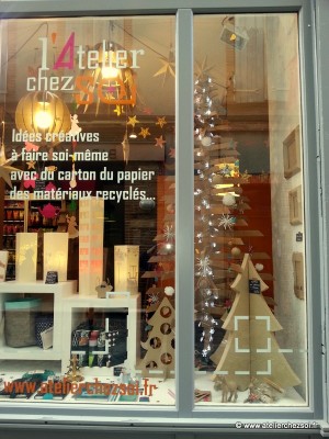 Sapin dans la vitrine du magasin loisirs creatifs atelier chez soi montauban