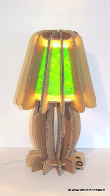 lampe en carton à fabriquer - lampe verte allumée