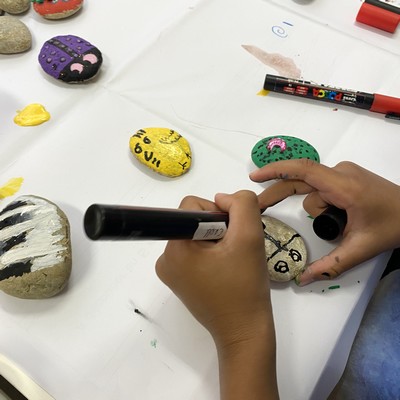 atelier créatif enfant galet de printemps dessin