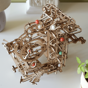 Ugears Maquette en bois Circuit à billes Palan avec Gradins 30cm 355 pièces 10 billes