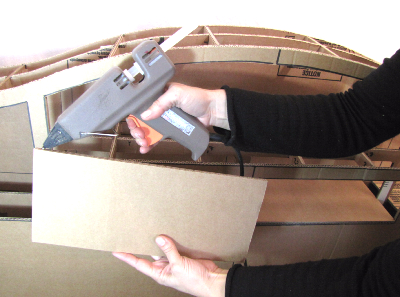 Comment utiliser le pistolet à colle chaude pour ses meubles en carton ?