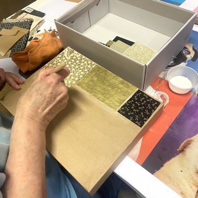 atelier customisation boîte à chaussures collage papier