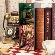 Kit Maquette Book Nook Alice au Pays des Merveilles 18x8x24.5 cm HTQ128 Serre-livres Alice's Adventure Miniature 3D