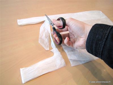 Tuto Fabrication Pompon sac plastique récup - Découpe du sac plastique 2