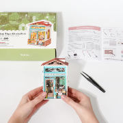 Kit Maquette Bois Ville miniature Boutique Librairie Free Time Bookshop 8.5x6.2x12.8 cm DS008 Rolife