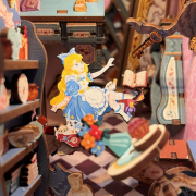 Kit Maquette Book Nook Alice au Pays des Merveilles 18x8x24.5 cm HTQ128 Serre-livres Alice's Adventure Miniature 3D