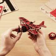 Maquette Bois Pendule Avion Rouge Puzzle 3D à Balancier Capitaine Sky Rokr