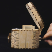 Maquette en bois Coffre au trésor Ouverture mécanique 12 cm 158 pièces