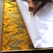 Papier Marbré Indien Paon Blanc Doré Gris Feuille 50x76cm