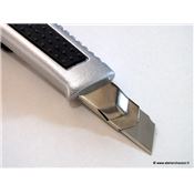 Cutter standard 18mm avec molette de blocage Corps en métal Silverline