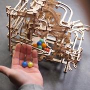 Ugears Maquette en bois Circuit à billes Palan à Etages 38cm 315 pièces 10 billes