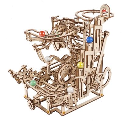 Ugears Maquette en bois Circuit à billes Palan à Etages 38cm 315 pièces 10 billes