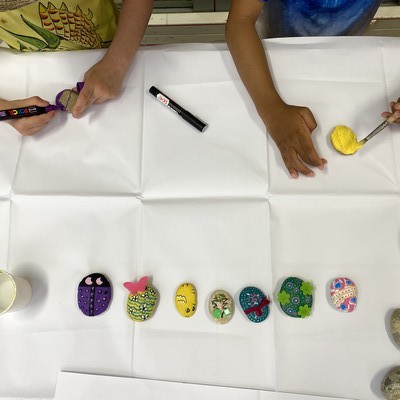 Atelier créatif enfant galet de printemps colorés