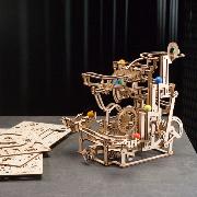 Ugears Maquette en bois Circuit à billes Palan à Etages 38cm 315 pièces 10 billes