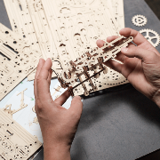 Ugears Maquette en bois Circuit à billes Palan avec Gradins 30cm 355 pièces 10 billes