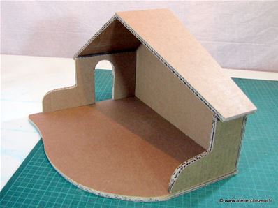 Tutoriel fabrication crèche en carton - assemblage de la creche