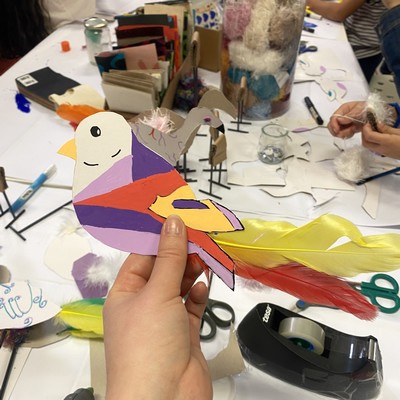 atelier créatif enfant moineau coloré et plume