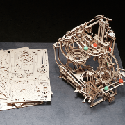 Ugears Maquette en bois Circuit à billes Palan avec Gradins 30cm 355 pièces 10 billes