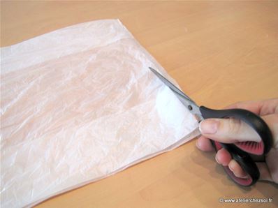 Tuto Fabrication Pompon sac plastique récup - Découpe du sac plastique 3