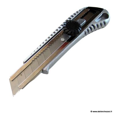 Cutter standard 18mm avec molette de blocage Corps en métal Silverline