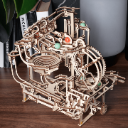 Ugears Maquette en bois Circuit à billes Palan avec Gradins 30cm 355 pièces 10 billes