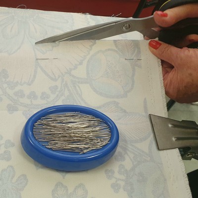 Atelier confection matelas de sol en tissu découpe