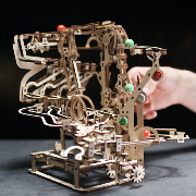 Ugears Maquette en bois Circuit à billes avec Elevateur 31cm 400 pièces 10 billes