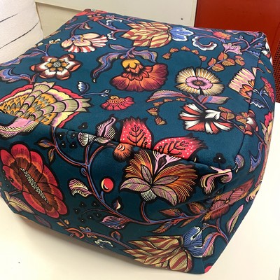 atelier créatif confection pouf en tissu avec Nawel