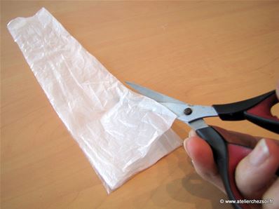 Tuto Fabrication Pompon sac plastique récup - Découpe du sac plastique 5