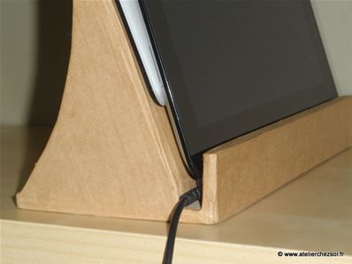 Tuto support en carton pour tablette et smartphone - Détail cable