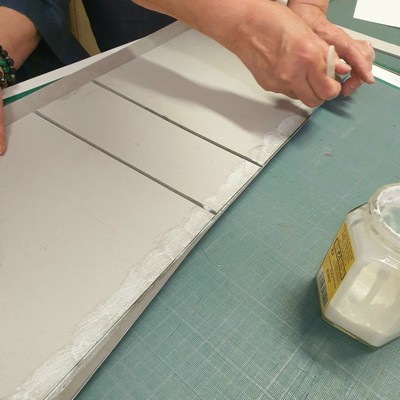 atelier cartonnage collage bords du couvercle