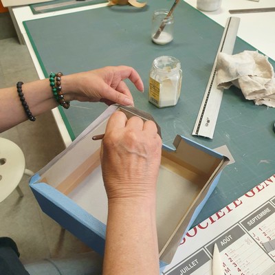 Atelier cartonnage collage des bordures