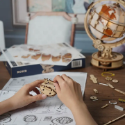 Maquette en bois Globe Lumineux 29 cm ST003 180 pièces à fabriquer Rokr