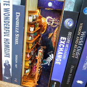 Kit Maquette Book Nook à fabriquer Interstellar 18x8x24.5 cm HTQ110 Serre-livres Espace Miniature 3D