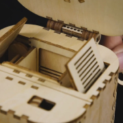 Maquette en bois Coffre au trésor Ouverture mécanique 12 cm 158 pièces