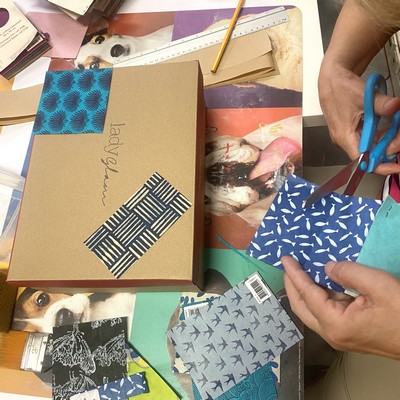 atelier créatif customisation de boîte à chaussure choix du papier